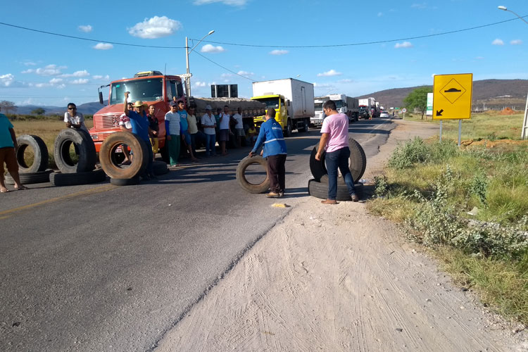 Brumado: Caminhoneiros bloqueiam entroncamento entre a BR-030 e a BA-262