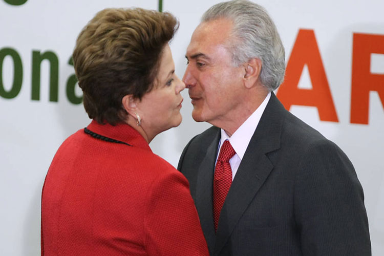 TSE decide não cassar a chapa Dilma-Temer