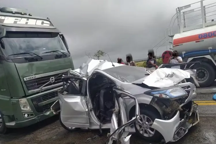 Dois ficam feridos após engavetamento entre carro e carretas em Vitória da Conquista