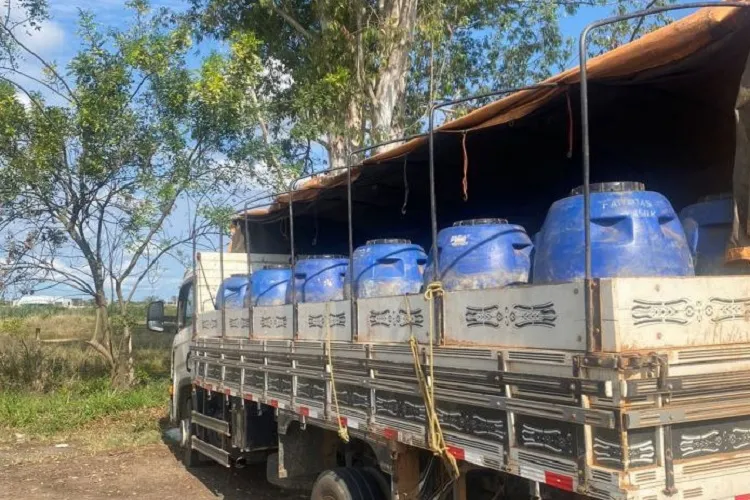 PRF apreende carga de bebida transportada sem documentação em Vitória da Conquista
