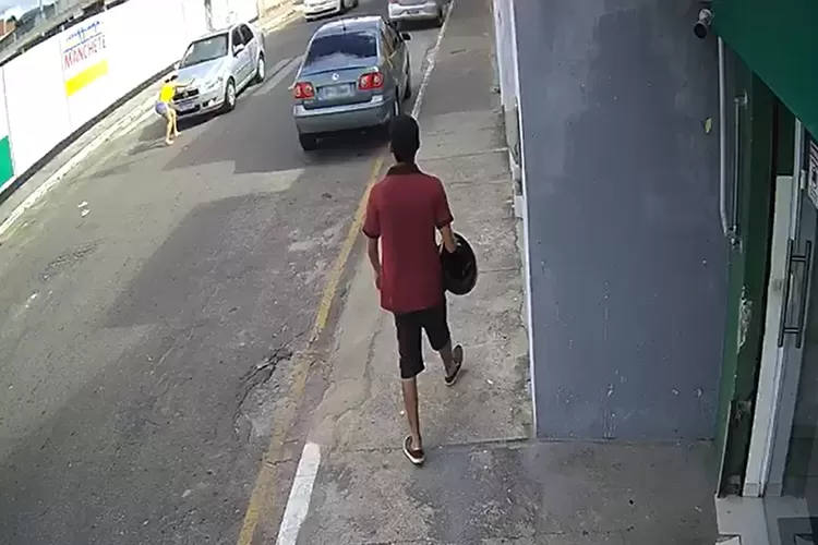 Brumado: Vídeo mostra mulher sendo atropelada em faixa de pedestre
