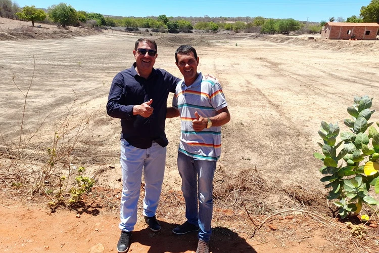 Prefeito acompanha obras de limpeza e construção de aguadas em Malhada de Pedras