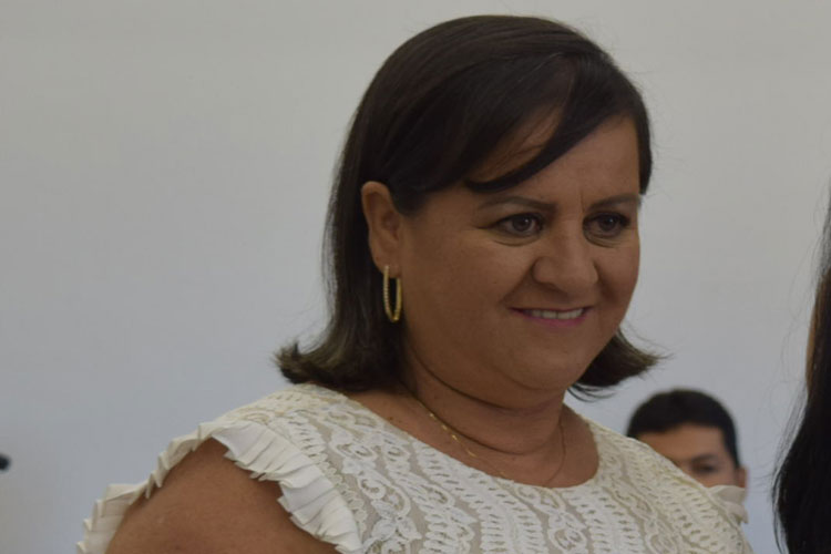 Vice-prefeita Lêda Matias assume prefeitura de Aracatu
