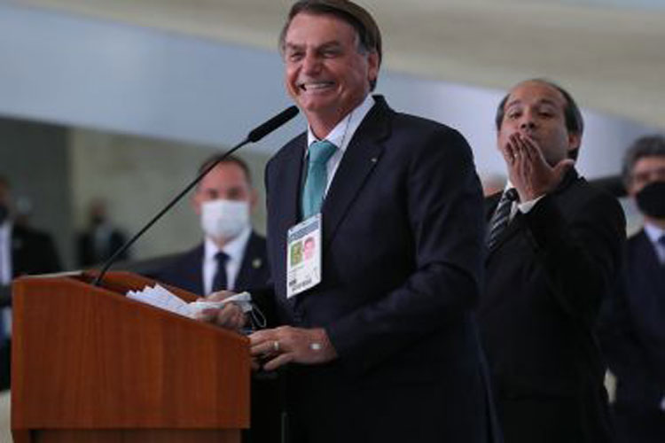Jair Bolsonaro confirma Copa América e anuncia 4 sedes