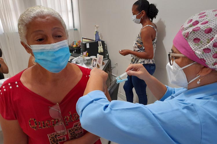 Brumado: Secretário de saúde reafirma confiança nas vacinas contra a Covid-19