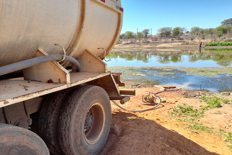 Brumado: Comunidade rural faz vaquinha para conseguir água de caminhão pipa