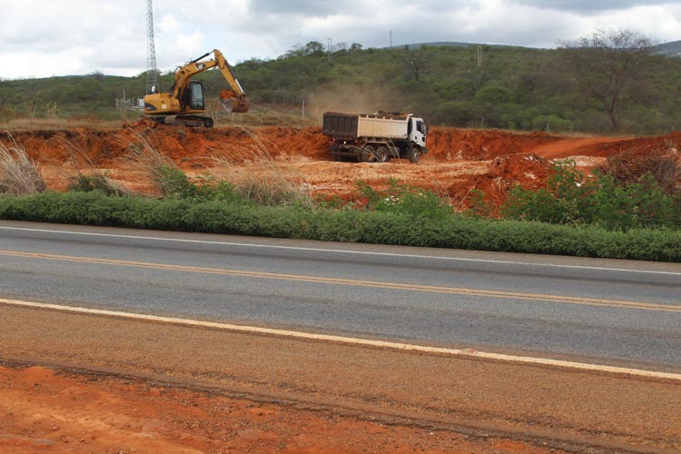 Brumado: Visando escoamento econômico e diminuir acidentes, prefeitura está construindo rotatória na BR-030