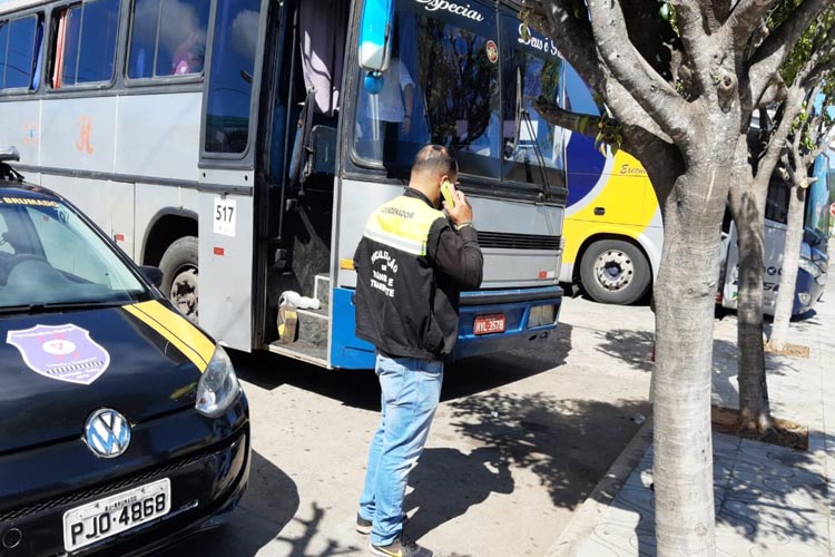 Brumado: Três ônibus com passageiros sem proteções contra o coronavírus são apreendidos na BR-030