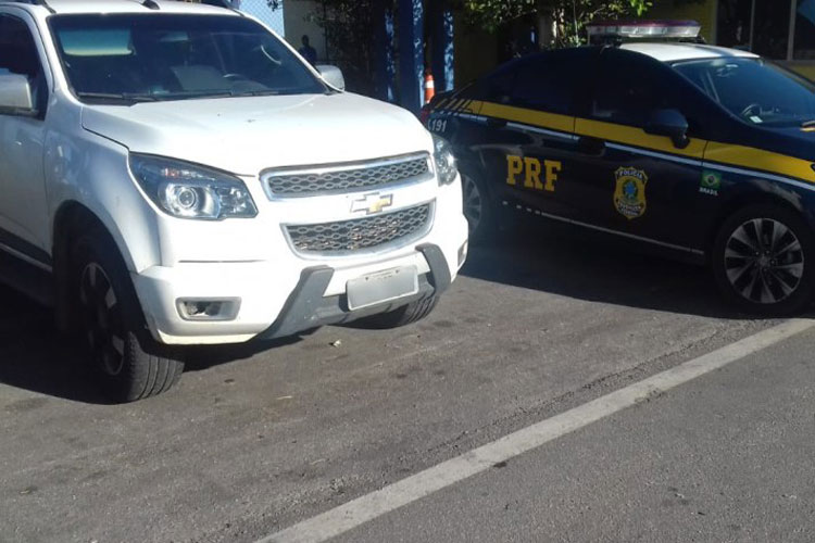 PRF prende motorista com carro roubado na BR-116 em Vitória da Conquista