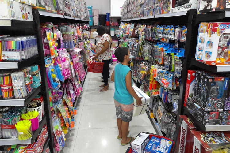 Brumadenses antecipam compras de brinquedos para o dia das crianças