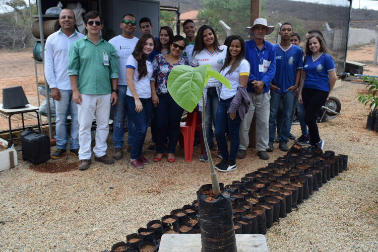 Alunos do Ceep celebram dia da árvore com visita técnica ao viveiro de mudas em Brumado