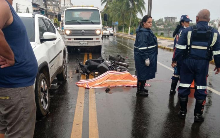 Batida entre moto e dois carros mata enfermeira que seguia para o trabalho em Ilhéus