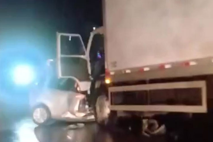 Acidente entre carro e caminhão-baú deixa duas pessoas mortas em Jequié