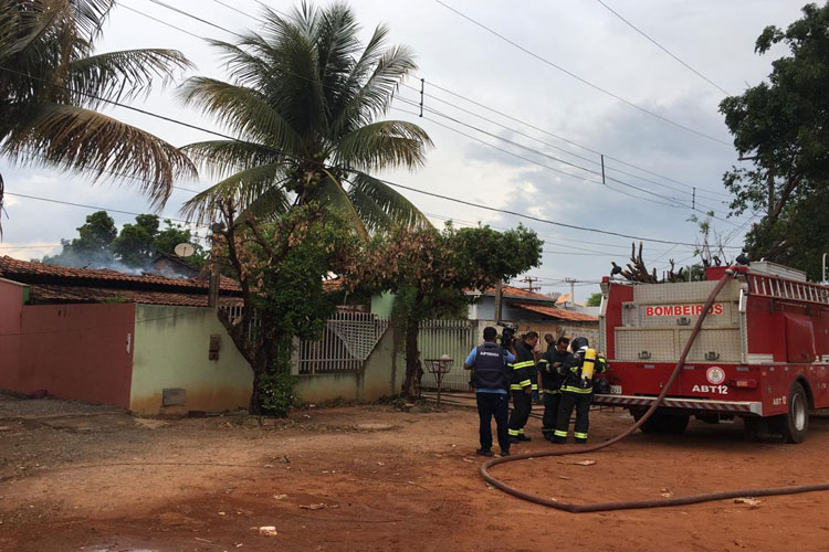 Tempestade de raios atinge casa e provoca incêndio em Luiz Eduardo Magalhães