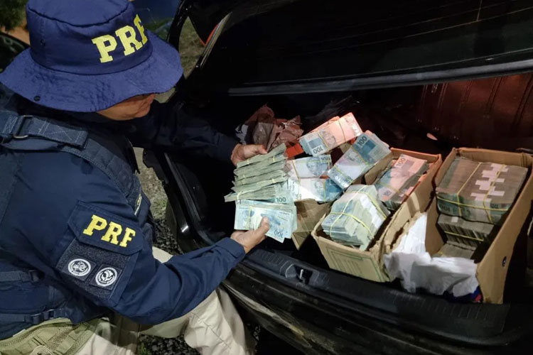 PRF acha R$ 2 milhões em dinheiro vivo no porta-malas de carro no Pará