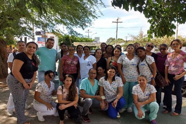 Funcionários de terceirizada do Hospital de Guanambi realizam manifestação em razão de salários atrasados