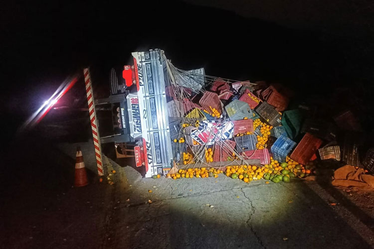 BA-148: Caminhão tomba na Serra das Almas após motorista perder controle em uma curva