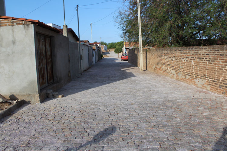 Brumado: Prefeitura pavimenta Caminho da Escola sem acessibilidade para os alunos na Vila Presidente Vargas