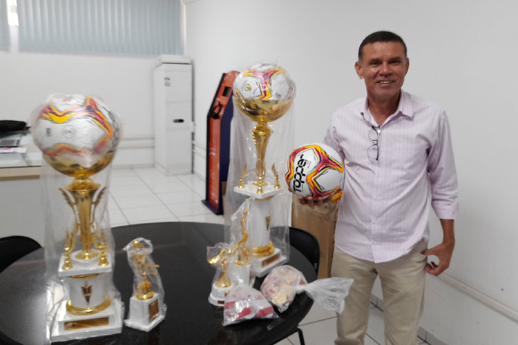 LBF apresenta novas bolas, troféus e medalhas para grande final do brumadense de futebol
