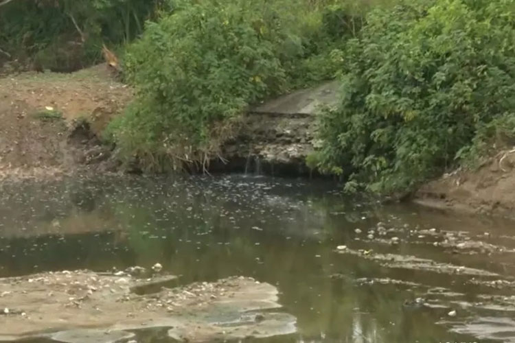 Vitória da Conquista: Rio Verruga apresenta problemas de erosão, mau cheiro e acúmulo de lixo