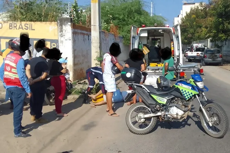 Condutor é lançado contra poste de energia após colisão entre motocicletas em Guanambi
