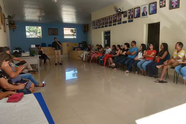 Professores realizam manifestação e anunciam paralisação em Maetinga