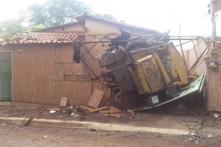Trator invade residência após cair da carroceria de caminhão em Boquira