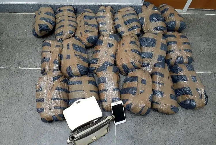 Jovem é presa com 25 kg de drogas após fugir de blitz e fingir ser vítima de sequestro