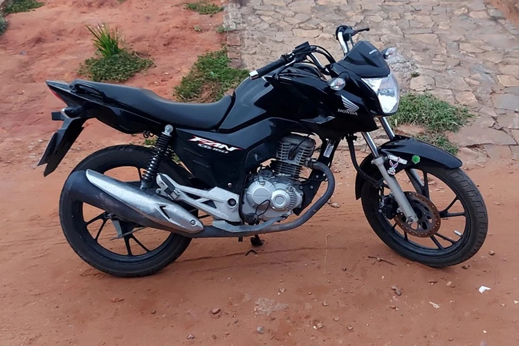 Moto com sinais de adulteração e restrição de roubo é recuperada em Malhada de Pedras