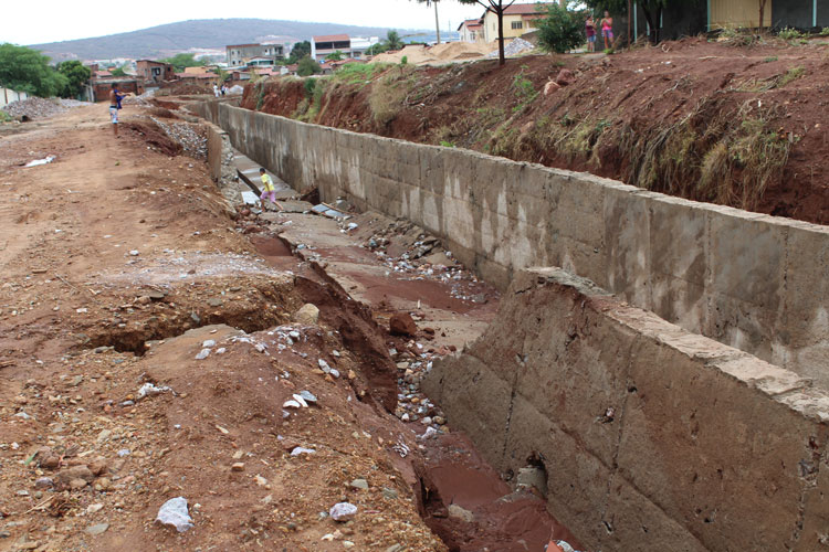 Recém construída, parte de galerias pluviais cai com as chuvas em Brumado