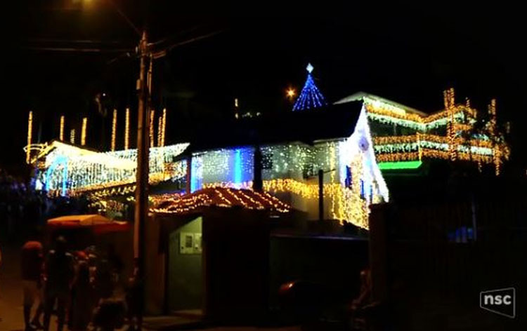 Eletricista recicla 60 mil lâmpadas e transforma casa em atração de Natal