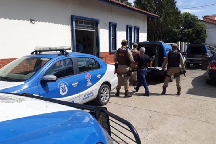 Brumado: Polícia Militar prende homem que tentou 'martelar' o pai e a mãe no Bairro das Flores
