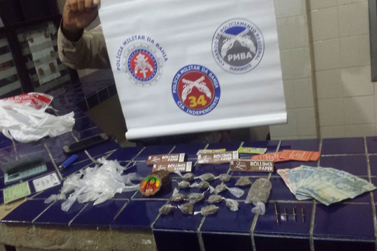 Jovens são presos no Bairro Novo Brumado acusados de traficar drogas