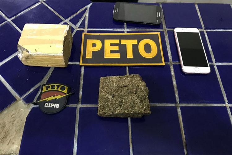 34ª CIPM apreende quatro pessoas com drogas em veículo no Bairro Esconso em Brumado