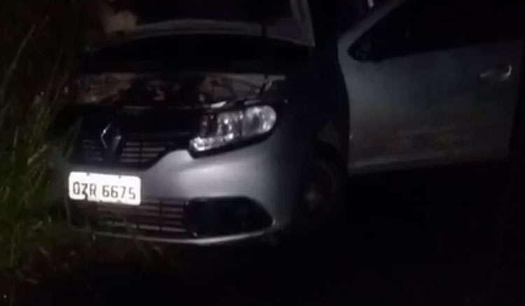 Casal morre após batida entre carro e caminhão no sul da Bahia e cachorro da família sobrevive