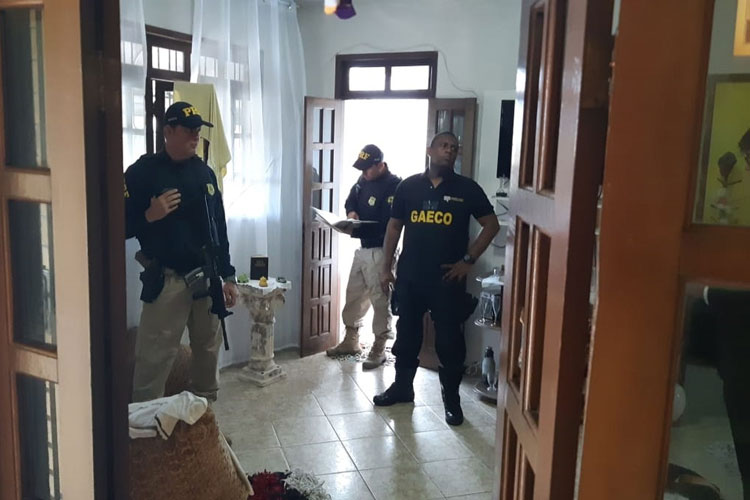 Operação contra fraudes ligadas a CNH e infrações de trânsito cumpre mandados em Salvador