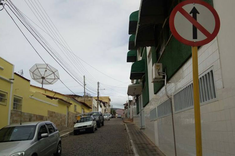 SMTT instala placas de sinalização vertical em Brumado