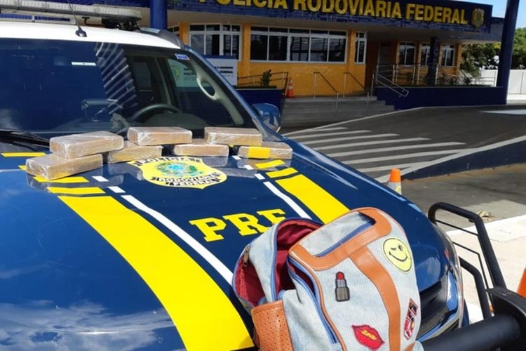 Vitória da Conquista: Passageira de ônibus tenta transportar 7 kg de crack e é presa na BR-116