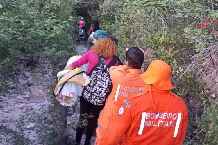 Bombeiros utilizam técnicas de rappel para resgatar grupo que se perdeu em Guanambi
