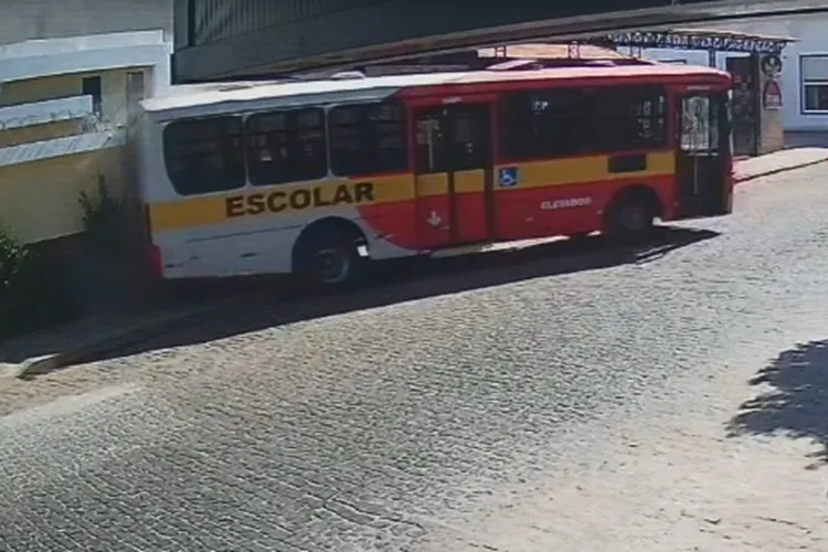 VÍDEO: Desgovernado, ônibus escolar bate de frente com residência em Brumado