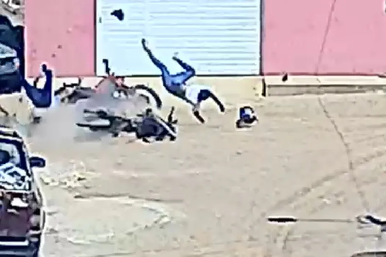 Vídeo mostra colisão entre duas motocicletas no bairro Boa Vista em Guanambi