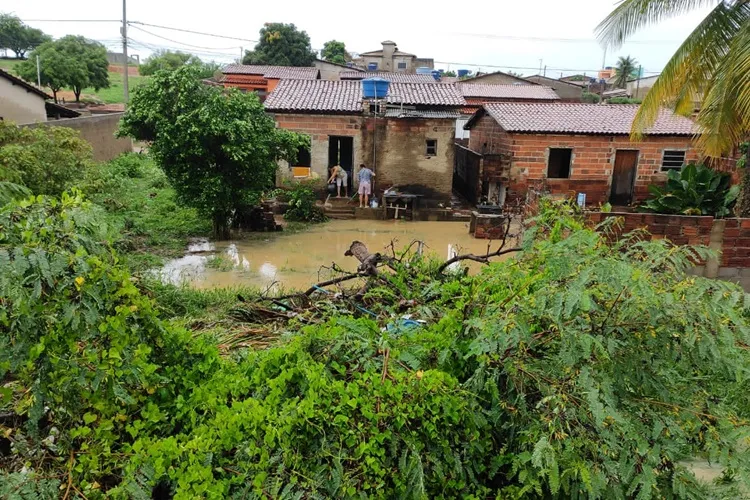 Fortes chuvas causam estragos e deixam várias famílias desabrigadas em Anagé