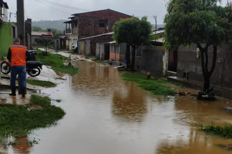 Fortes chuvas causam estragos e deixam várias famílias desabrigadas em Anagé