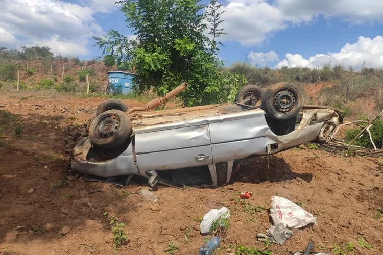 Duas pessoas saem ilesas após veículo capotar na BA-156 entre Licínio de Almeida e Mortugaba