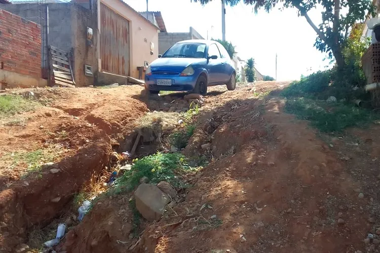 Prefeitura de Livramento de Nossa Senhora deixa rua esburacada e sem acessibilidade