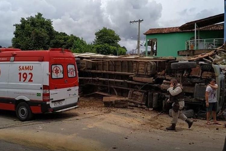 BR-349: Acidente com carreta mata duas pessoas e deixa casa parcialmente destruída em Correntina