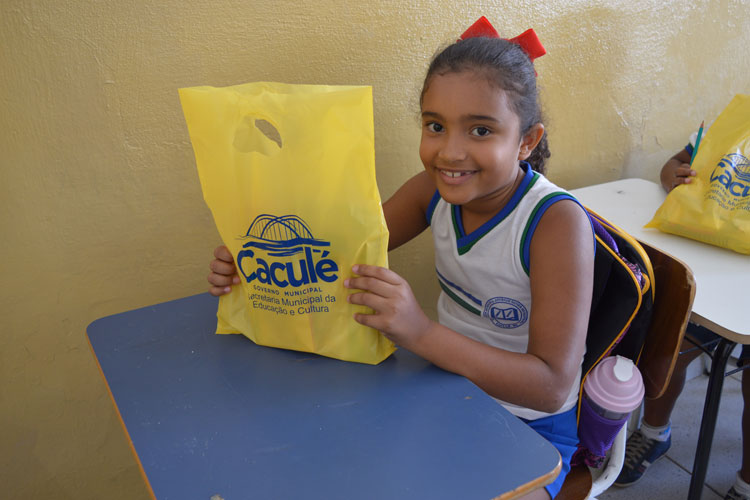 Alunos da rede municipal de ensino de Caculé recebem kits escolares