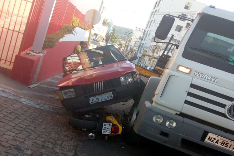 Falha mecânica em veículo de empresa terceirizada da Coelba provoca acidente envolvendo carro e moto em Brumado