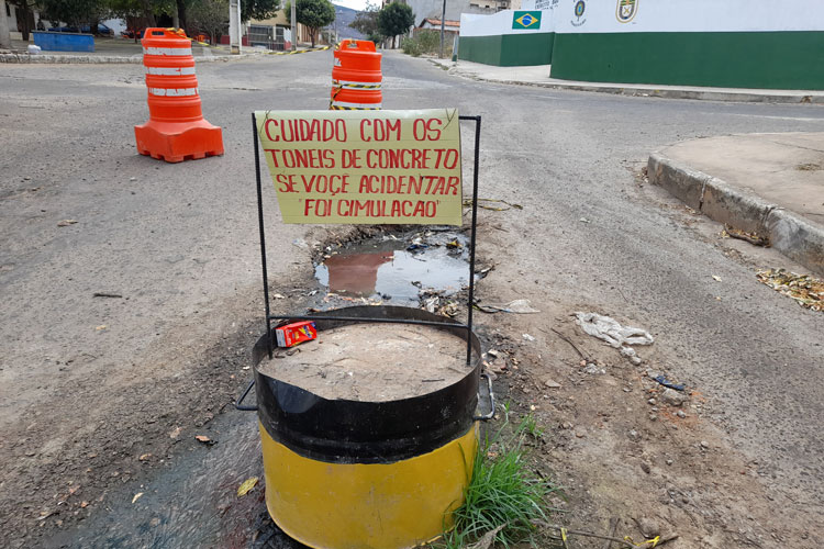 Brumado: Moradores arrancam placa da prefeitura e fixam protesto contra os buracos