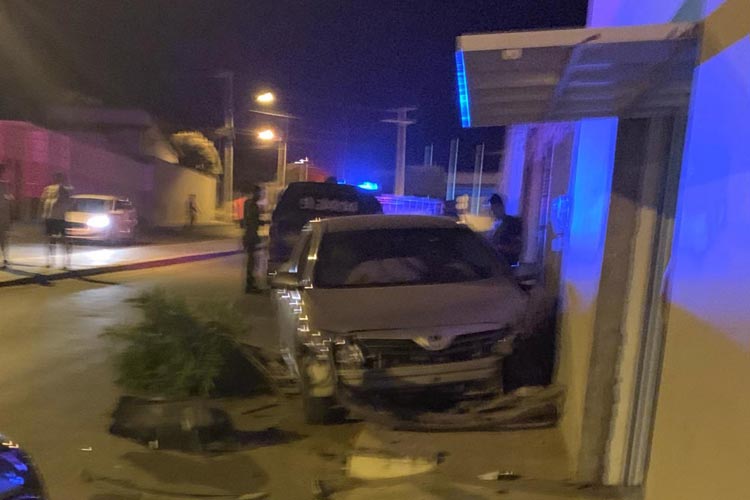 Brumado: Motorista perde controle da direção e colide veículo contra residência na Avenida João Paulo I